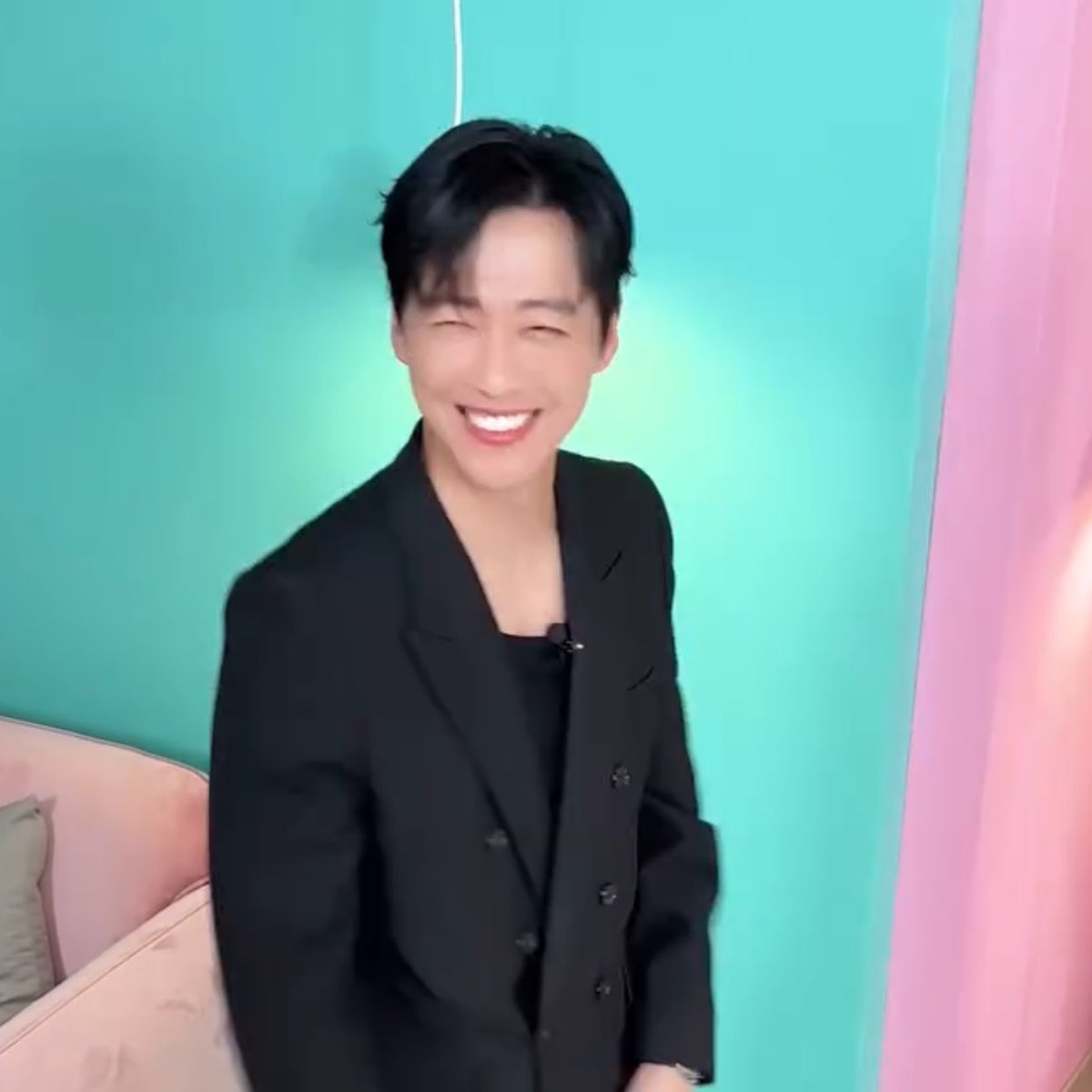 ขำอะ แจมินไปหยอกๆอยุ่ข้างหลังพี่นัมกุงมิน แล้วพอพี่หันไปมอง แจมินเขิน เดินหนี พี่มินยกมือขึ้น แต่แจมินเขินหนีไปแนะ พี่มินหลุดขำเลย55555555555555555555555