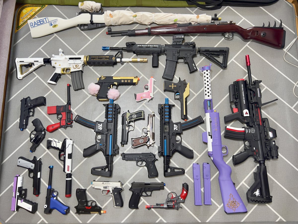 #무기자랑 = 블아 전무 모음집

몇몇개는 잔고장 나서 정비해야 하지만 이쁘니까 한잔해