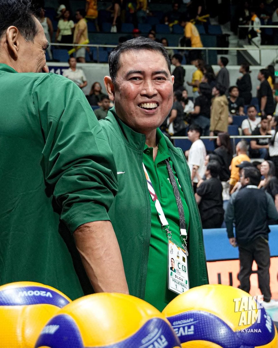 Tatak CRDJ 💚🏹.. the Goat of Philippine volleyball Coach Ramil de Jesus bihirang makita mo na naka smile 🏹💚.. #coachramildejesus #lasalle  #uaapseason88 
Photo credit to : TAKE AIM