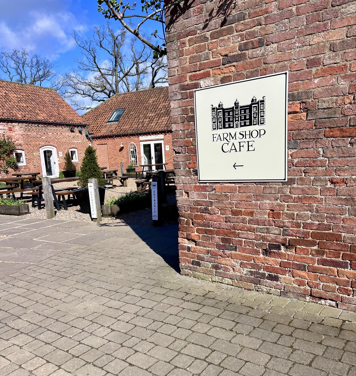 ch3fb4zza's tweet photo. A windy, no rain &amp; some sun ☀️ 
Yesterday @DoddingtonHall 
#Wednesdayfeeling @VisitLincolnNE 
@dogfriendlyinfo https://t.co/kBIvP1I1pr