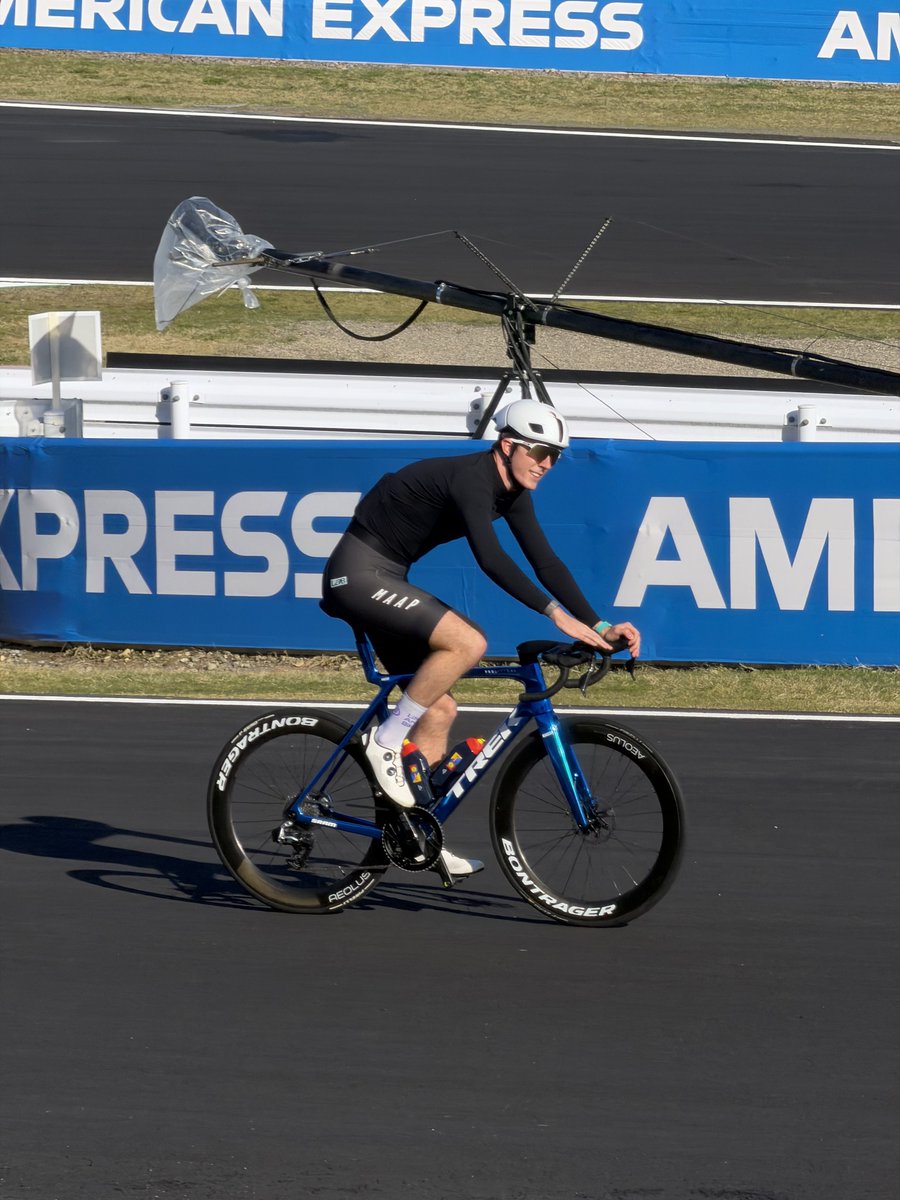 レバ一グ tweet media