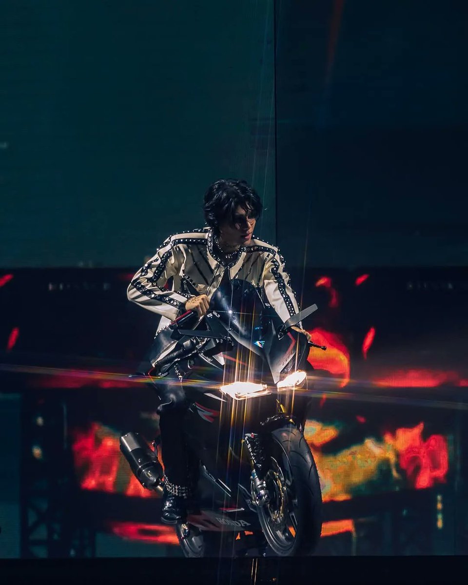 #JeffSatur: “people follow you because they fall in love with a part of you. so you just have to be yourself. don’t be scared.”

there's something grounding about the way he sees it all—not as pressure, but as connection. to him, it isn't about performing for people, but about