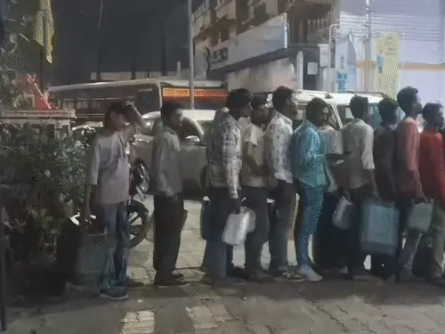 लोग पीपा लेकर पेट्रोल पंप पर पहुंच रहे हैं। 

अरे भाई अगर दिक्कत होगी तो क्या तुम इस 5 लीटर से काम चला लोगे? स्वाभाविक है कि नहीं। 

फिर काहे इतना उतावले हो महराज। थोड़ा सबर खाओ।