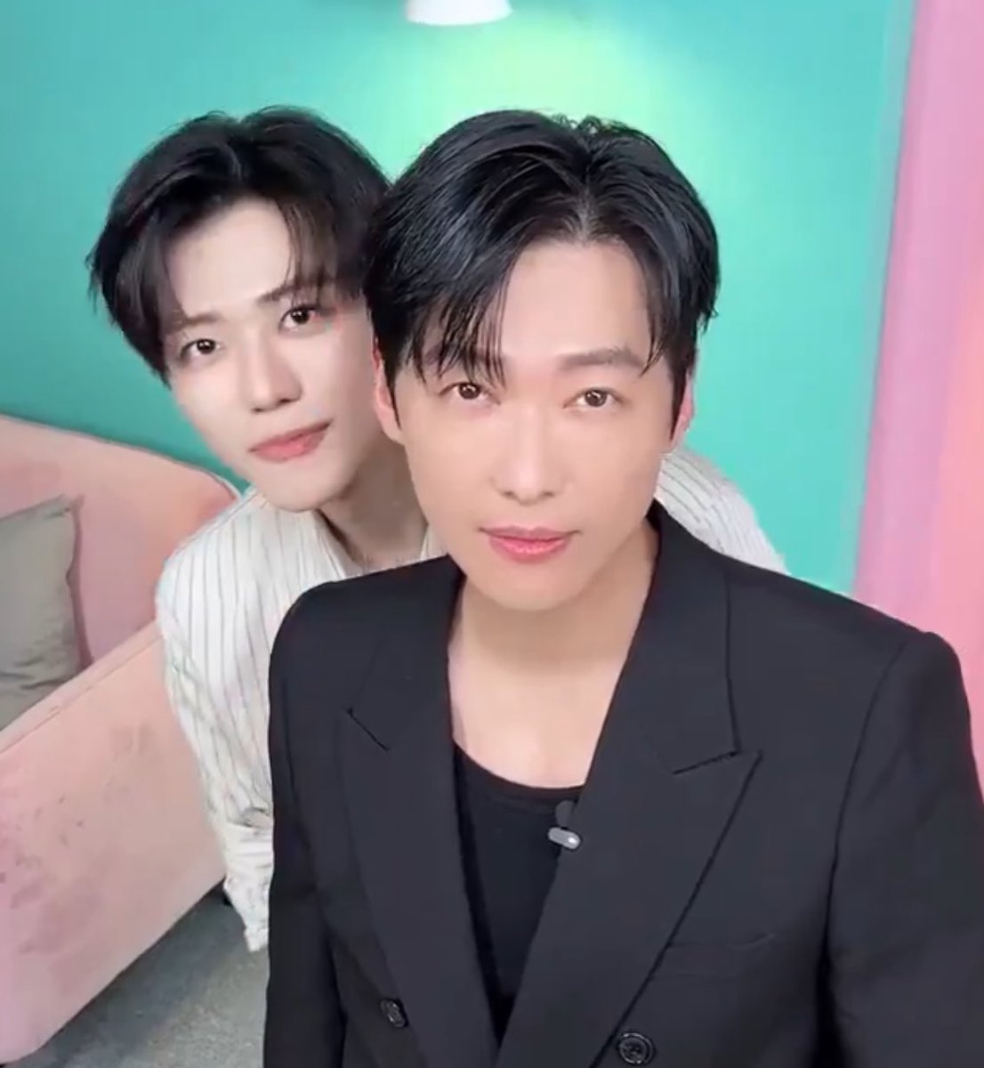 หน้าเหมือนกันมาก ทำผมทรงเดียวกันอีก ผู้กำกับ นายทุน ครีเอทีฟ พีดีรายการดัง รู้ใช่มั้ยว่าต้องทำอะไรต่อ รู้มั้ย