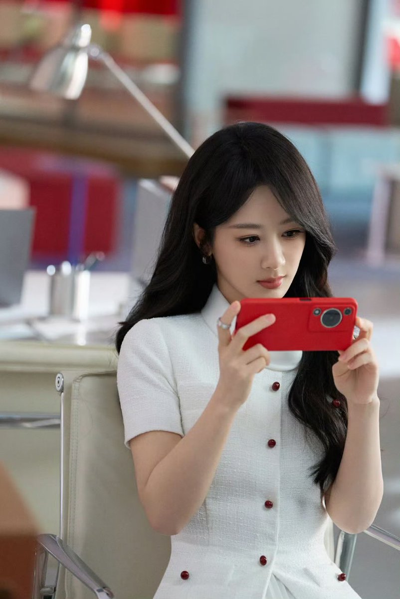 zimiyangzi's tweet photo. 📸 260326 #YangZi Studio releases behind-the-scenes photos from her shoot for #YoyiC #优益C 

(1/2) https://t.co/BZwZ0G6nqs