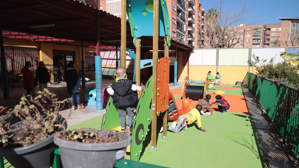 AjuntamentVLC's tweet photo. 👨👩👧👦 Busques centre per al pròxim curs 2026-2027 per als teus fills i filles?
🏫 Doncs els🎒 tres #CEIP municipals i les cinc Escoles Infantils, t'oferixen jornades de portes obertes organitzades perquè conegues els projectes pedagògics i les instal·lacions de cada centre.
📅 Des de hui fins a finals d’abril
🫶 Acosta't!
📞 Cal confirmar la visita a cada centre per felèfon
+ℹ️🔗https://t.co/ByU53rOz3x
