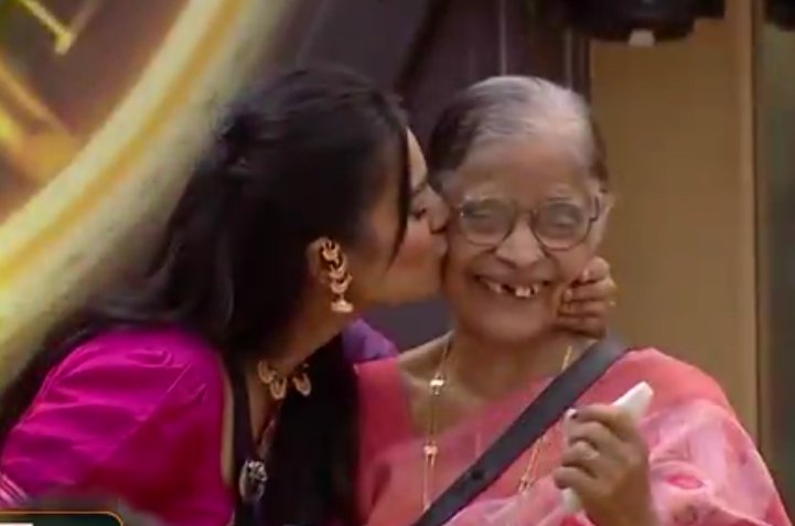 Bigboss_check's tweet photo. Some waits are long but worth it 🥺
She didn't have a father’s hand on her head, but she had her Aaji’s heart to guide her.

⭐The most emotional reunion of the season. ❤️
#Tanvikolte #Biggbossmarathi6
#Biggbossmarathi 
@ColorsMarathi
@EndemolShineIND
https://t.co/rSqqKVmzUs https://t.co/L60oAfX6k9