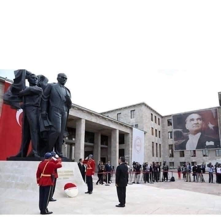 İŞTE DÜNYA LİDERİ ;

İrlanda,da patateslere mantar bulaşır büyük bir kıtlık başlar dolayısıyla 1milyona yakın insan ölür.
Büyük önder Mustafa Kemal para yardımı yapmak ister.
Fakat İngiltere bunu kabul
etmez.
Atatürk,te çuvallar dolusu patates tohumu gönderir.
İrlanda Atatürk,e