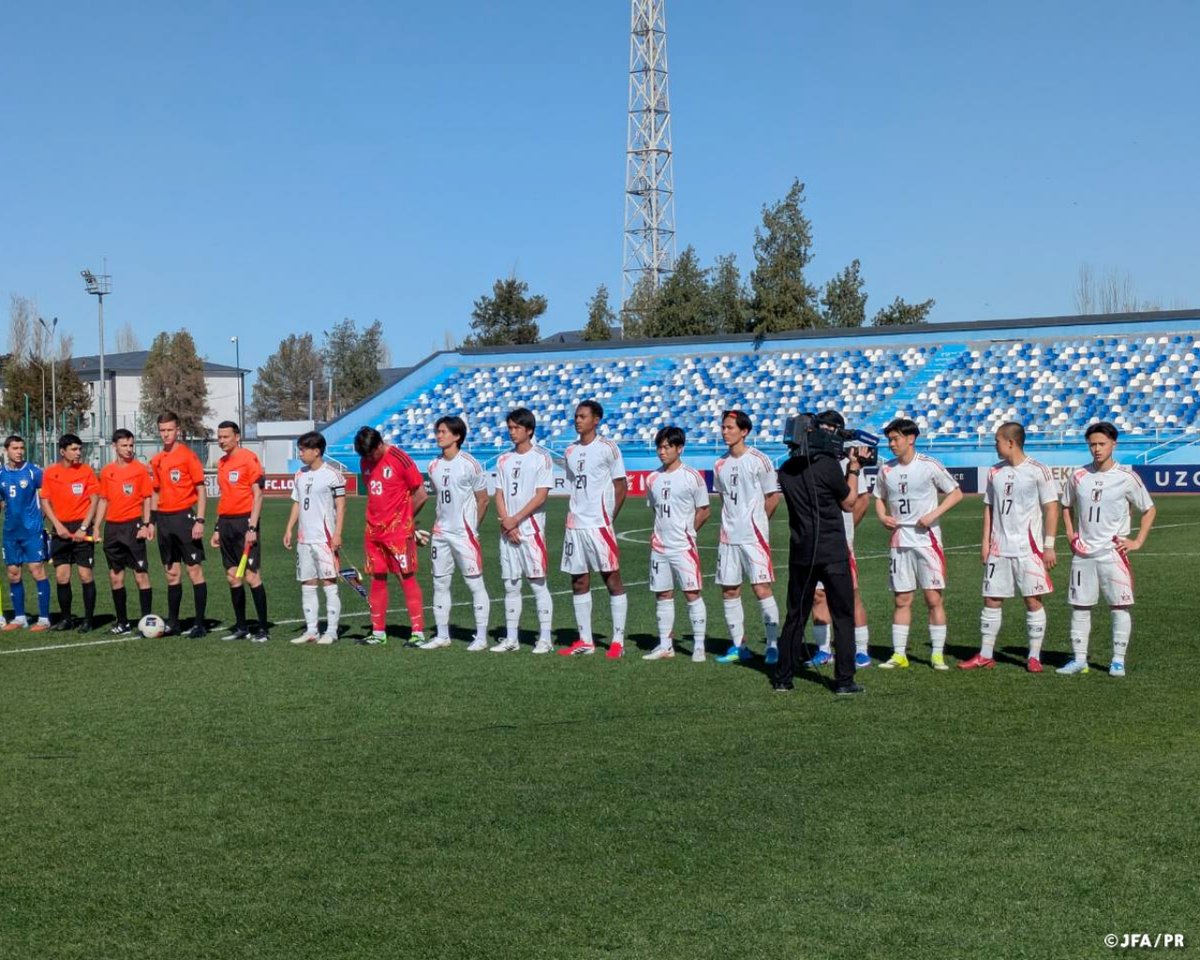 jfa_samuraiblue's tweet photo. 🔹U-19日本代表🔹

🏆国際親善試合
📅3.25(水)⌚15:00(🇺🇿)
🏟National Football Centre(ウズベキスタン)

🇯🇵U-19日本代表 1-0 U-19ウズベキスタン代表🇺🇿

U-19日本代表は、来年の『FIFA U-20ワールドカップ2027』の開催国の一つである、ウズベキスタンにて海外遠征を行っています。
第1戦はU-19ウズベキスタン代表と対戦しました。

気温が30℃を超える高温の中、日本代表は試合開始時からハイプレスで相手陣内でのプレーを続け、ボールを取られてもすぐに奪い返す守備で主導権を握ります。
前半11分、高岡伶颯(ヴァランシエンヌFC)選手が、直接ゴールを狙える位置からのフリーキックで狙いすましたシュートを放ちますが、わずかに枠を捉えきれず。
28分には姫野誠(ジェフユナイテッド千葉)選手が左サイドでボールを受け、スピードに乗ったドリブルと味方とのパス交換でペナルティエリアに侵入。相手DFラインの裏に抜け出した決定機でしたが、シュートは相手GKに阻まれます。
ようやく決定機が実ったのは、31分。
吉田湊海(鹿島アントラーズ)選手がゴールから約20mの位置から、ペナルティエリア内の左サイドへボールを運び、ゴール前に柔らかいクロスを供給。
そこで待っていた高岡選手が打点の高いヘディングシュートを決め、1-0とします。

後半になると暑さと疲れの影響か、日本代表に疲れが見え、ボールをすぐに奪えずウズベキスタン代表がボールをキープする時間が増えます。
それでも粘り強く戦い、そのまま1-0で勝利することができました。

大会情報はこちら⏬
https://t.co/14NR0HwKDv
 
#U19日本代表 #サッカー日本代表
