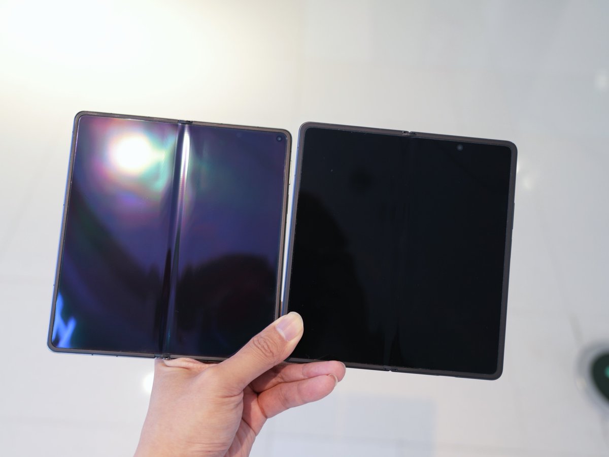 feni_book's tweet photo. A colorful kind of black vs a truly deep black — the display on the Honor Magic V6 is genuinely black! https://t.co/2dgvy5k5mi