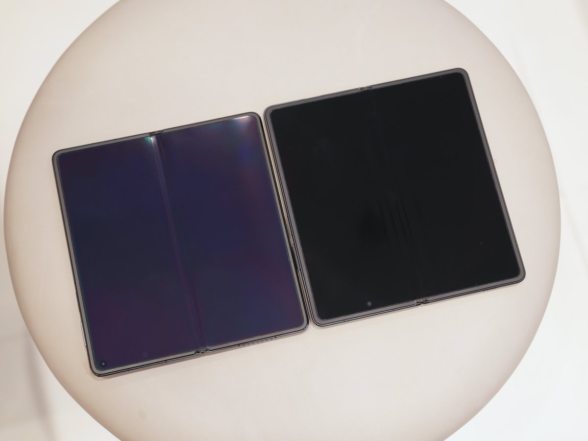 feni_book's tweet photo. A colorful kind of black vs a truly deep black — the display on the Honor Magic V6 is genuinely black! https://t.co/2dgvy5k5mi