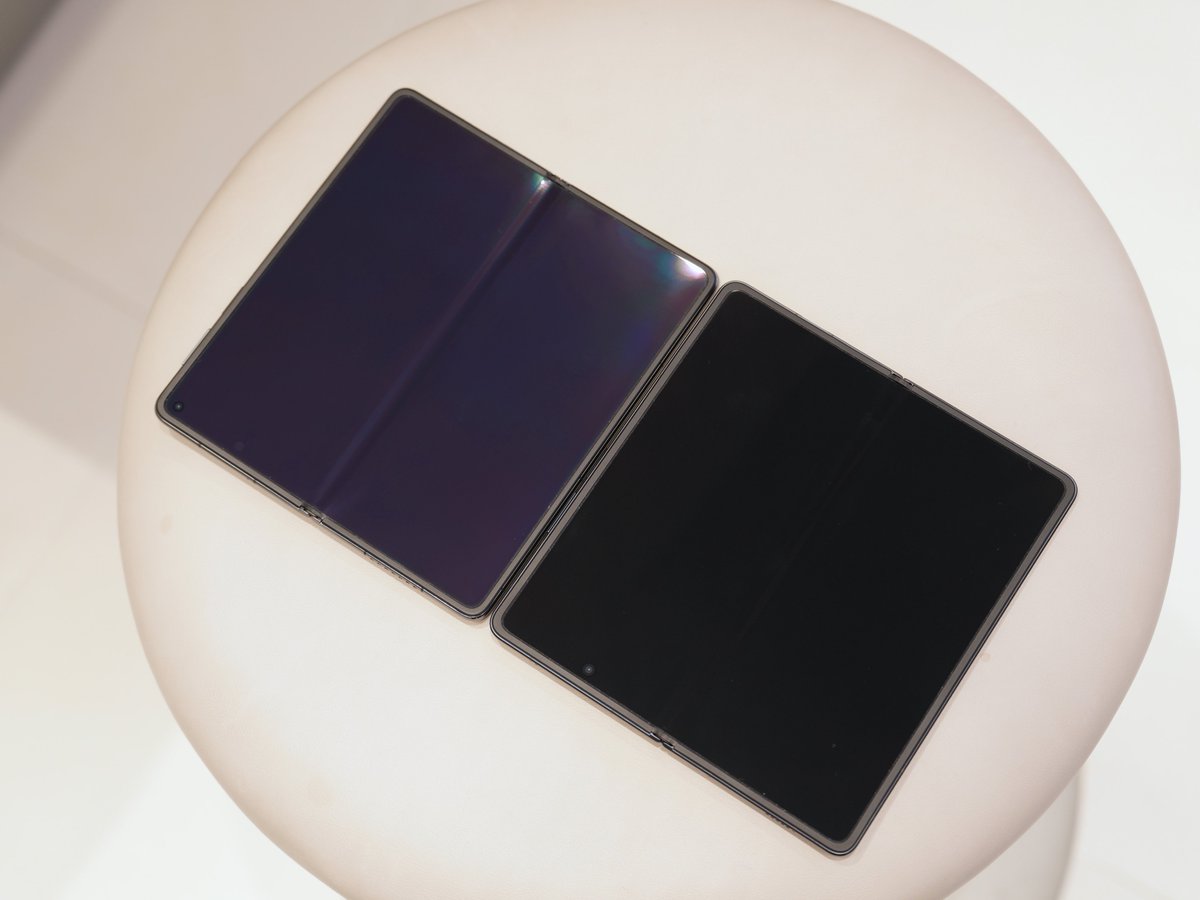 feni_book's tweet photo. A colorful kind of black vs a truly deep black — the display on the Honor Magic V6 is genuinely black! https://t.co/2dgvy5k5mi