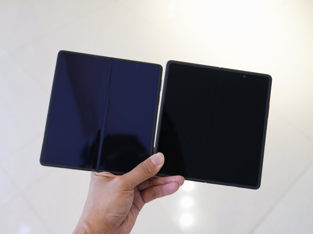 feni_book's tweet photo. A colorful kind of black vs a truly deep black — the display on the Honor Magic V6 is genuinely black! https://t.co/2dgvy5k5mi