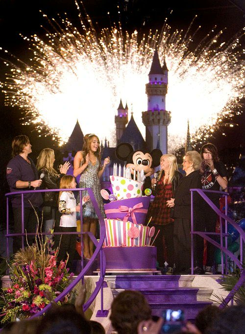 Smilers_es's tweet photo. Miley Cyrus es la reina de Disney: Disneylandia cerró todo el parque para celebrar su 16.º cumpleaños con sus fans, amigos, familia, el reparto de Hannah Montana y las estrellas de Disney. NADIE lo hacía como ella. https://t.co/mCd7S72q3P