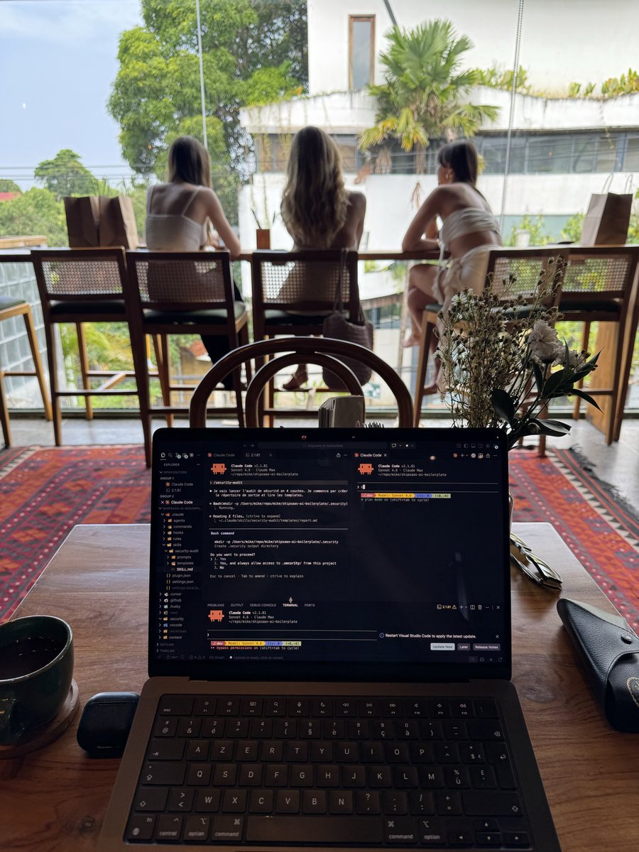 MikeCodeur's tweet image. Pas de vidéo aujourd’hui. Juste un MacBook, un café avec mon ami Claude.  #bali