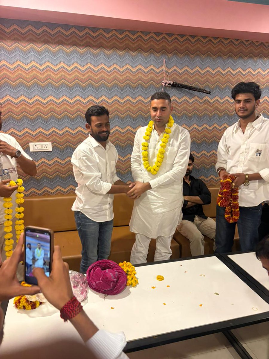 ShrikantSoyal's tweet photo. राजस्थान के युवाओं के पसंदीदा युवा नेता बड़े भाई पारस जी गुर्जर के साथ मानसरोवर कार्यक्रम में शामिल होकर युवाओं के जोश और उत्साह को नजदीक से महसूस किया।
#ParasGurjar #YuvaNeta #RajasthanYouth #Mansarovar https://t.co/Xz0kicuM4k
