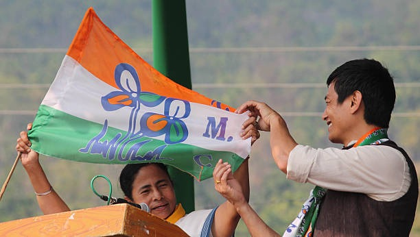 TMCinHistory's tweet photo. 🕒 2014

On this day of 26th March in 2014, Chief Minister Mamata Banerjee and Baichung Bhutia showed the Trinamool Congress flag during an election rally at Gorubathan in Darjeeling. https://t.co/MokmXZ0nbE