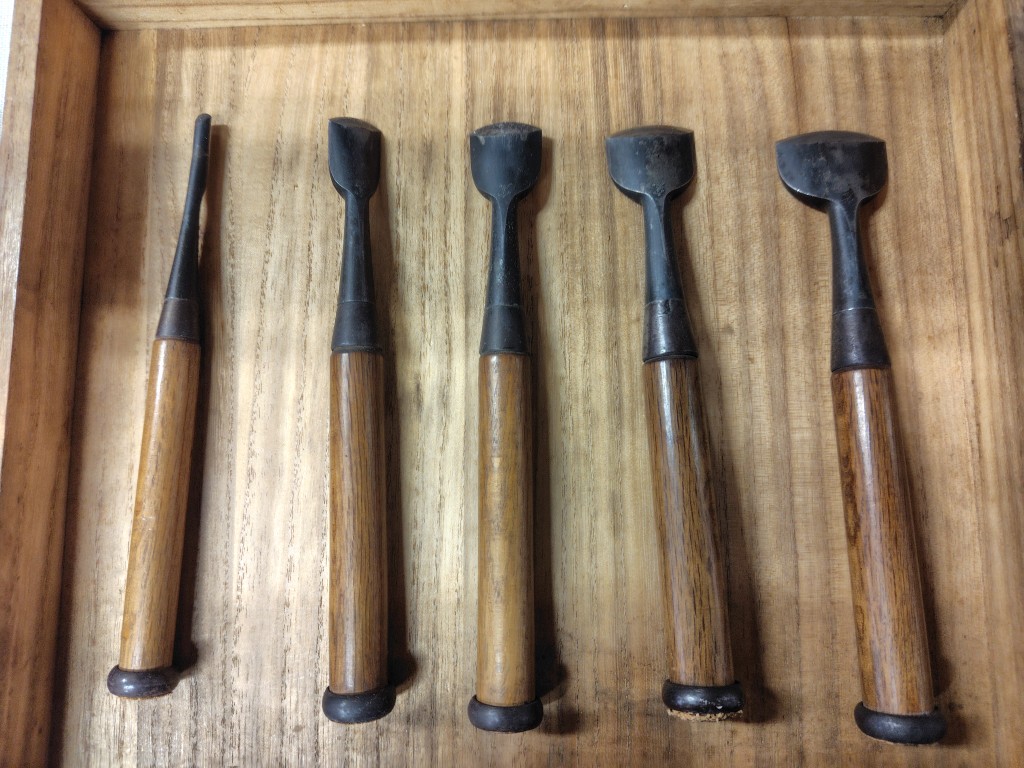 6月3日水曜日まで、千代鶴是秀制作の木彫道具も展示中です。道具の美