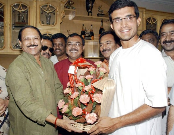 TMCinHistory's tweet photo. 🕒 2003

On this day of 26th March in 2003, Subrata Mukherjee greeted Sourav Ganguly at his Kolkata residence after the Indian team returned from the World Cup final. https://t.co/bouyGcGkI0