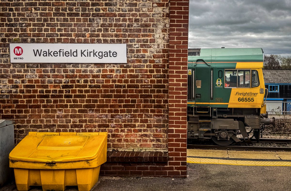 miles_chains's tweet image. 66555 Plays peekaboo at Wakefield Kirkgate whilst waiting time with 6M30, Ferrybridge to Brindle Heath.
#Class66 #Shed #Freightliner #WakefieldKirkgate
