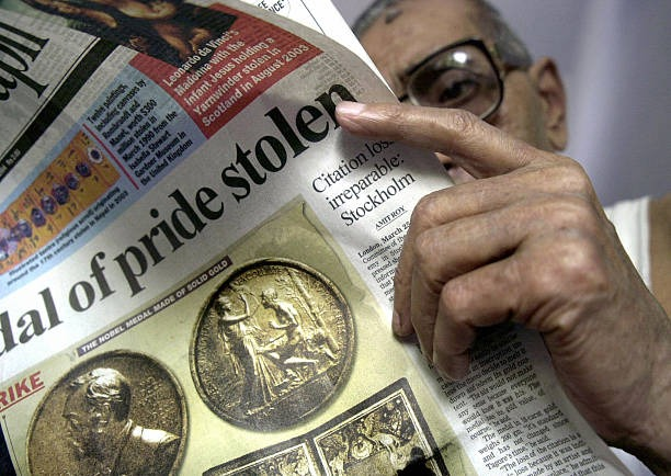 TMCinHistory's tweet photo. 🕒 2004

On this day of 26th March in 2004, a man in Kolkata read newspaper reports on the theft of Rabindranath Tagore’s Nobel Prize medal from Visva-Bharati University in Santiniketan. https://t.co/KSfJJ83b43