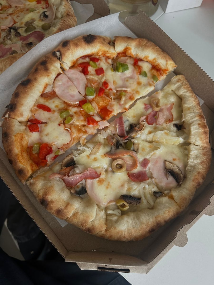 Rain_Alice77's tweet photo. can't say no to this 🍕 https://t.co/tE7aNriAow