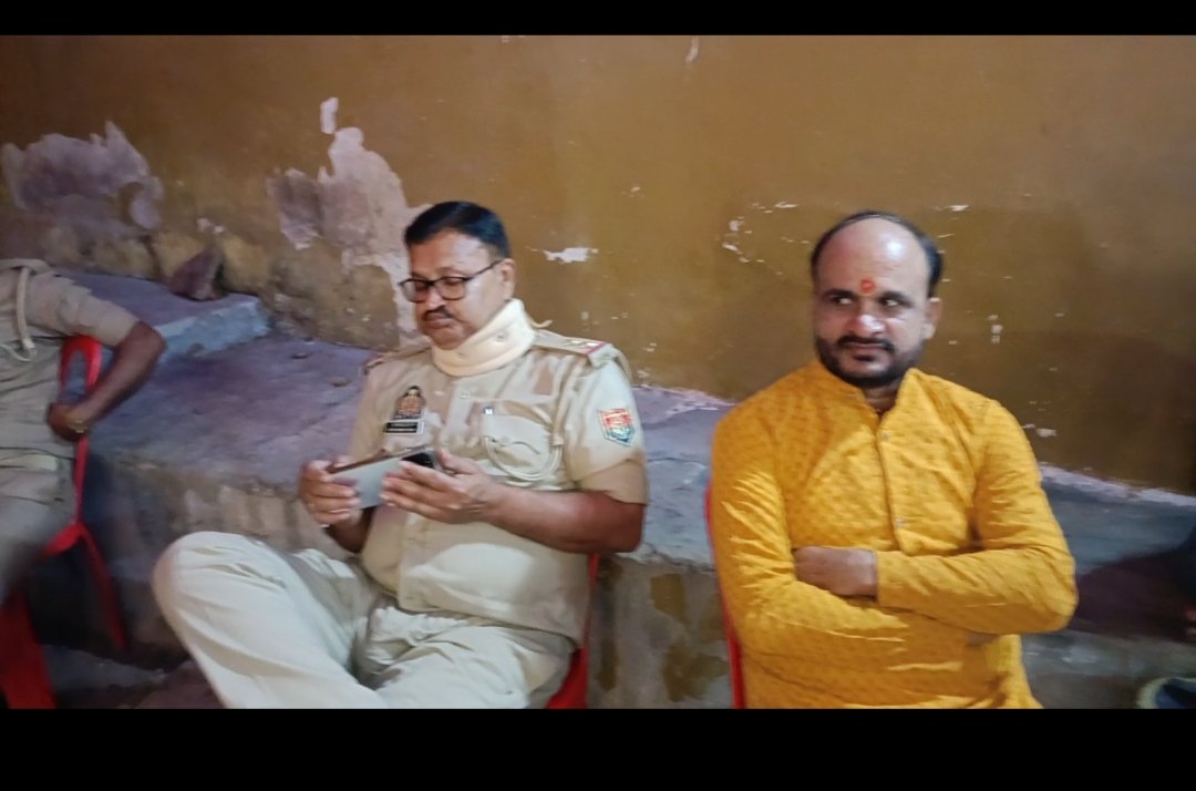 RepoterMukesh's tweet photo. झांसी जनपद के मऊरानीपुर कस्बे में स्थित बड़ी माता मंदिर पर ड्यूटी के दौरान अश्लील रीले देखता रहा वही मंदिर के अंदर तैनात महिला दरोगा की कुशल कार्यशैली को सब ने सराहा @adgzonekanpur @CMOfficeUP @dgpup @digjhansi2 @sspjhansi https://t.co/DYcwafp06p