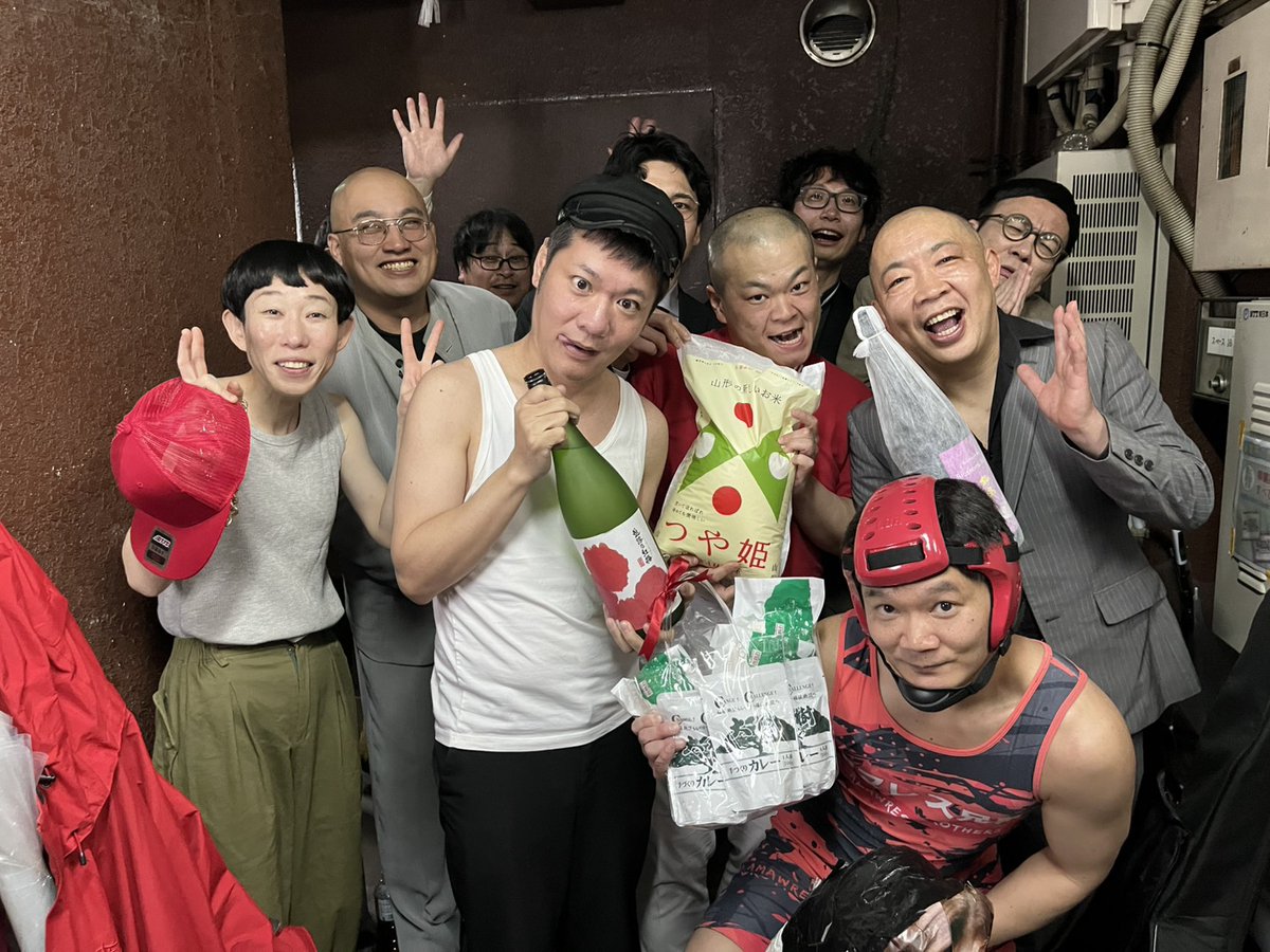 昨日は、大川興業さんの
「すっとこどっこいライブ」ありがとうございました🙇
東京ではもう桜が咲いて、春になりかけているのに、ネタは、見事にスベリまくりました⛷️
バットしかし日本酒鍋島いただきました❗️
同じ太田プロの #チャバシラ とオーゲー🍶
#大川興業 
#すっとこどっこいライブ