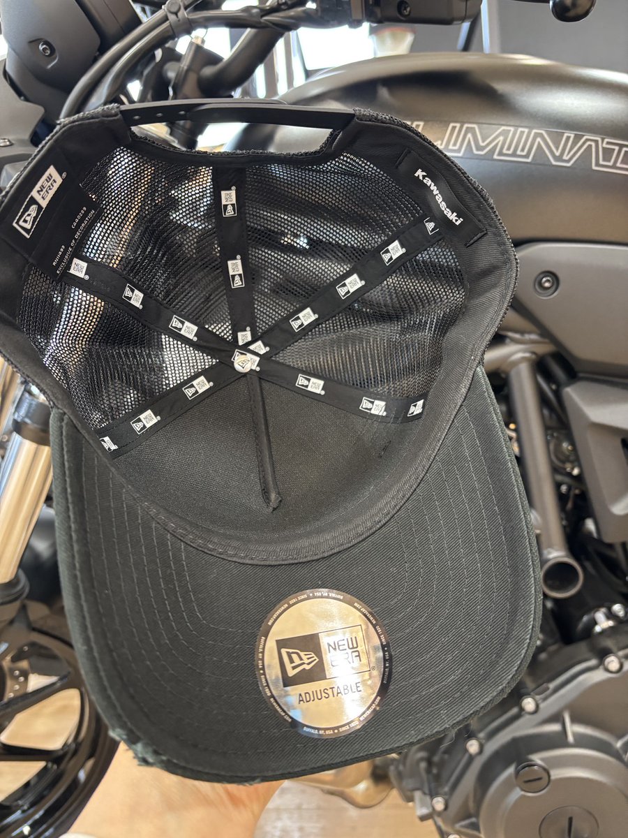 PLAZA_Interpark's tweet photo. 「カワサキ×NEW ERA®ダメージキャップ」のご紹介です。
随所にダメージ加工されており、シンプルだけどしっかりと存在感のあるデザイン。
後ろがメッシュになっているので、通気性良く暑い日でも快適に被れますよ！
スナップタイプでサイズ調整可能。
＃バイク　＃カワサキのある生活　#着るカワサキ https://t.co/GxDUce9AIx