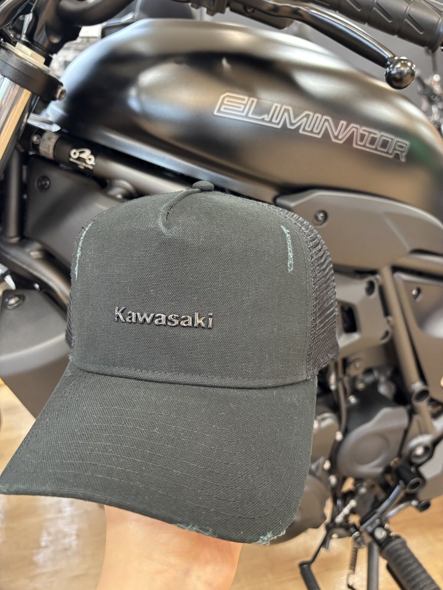 PLAZA_Interpark's tweet photo. 「カワサキ×NEW ERA®ダメージキャップ」のご紹介です。
随所にダメージ加工されており、シンプルだけどしっかりと存在感のあるデザイン。
後ろがメッシュになっているので、通気性良く暑い日でも快適に被れますよ！
スナップタイプでサイズ調整可能。
＃バイク　＃カワサキのある生活　#着るカワサキ https://t.co/GxDUce9AIx