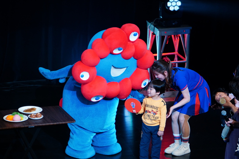 travelwatch_jp's tweet photo. 東京にも黒ミャク参上！　3歳のクイズ王と喜び分かち合い、OKPダンスも披露【ミャクミャク感謝祭ライブレポート】 https://t.co/PZFWJhic1K #EXPO2025 https://t.co/pbCZoXpsnb
