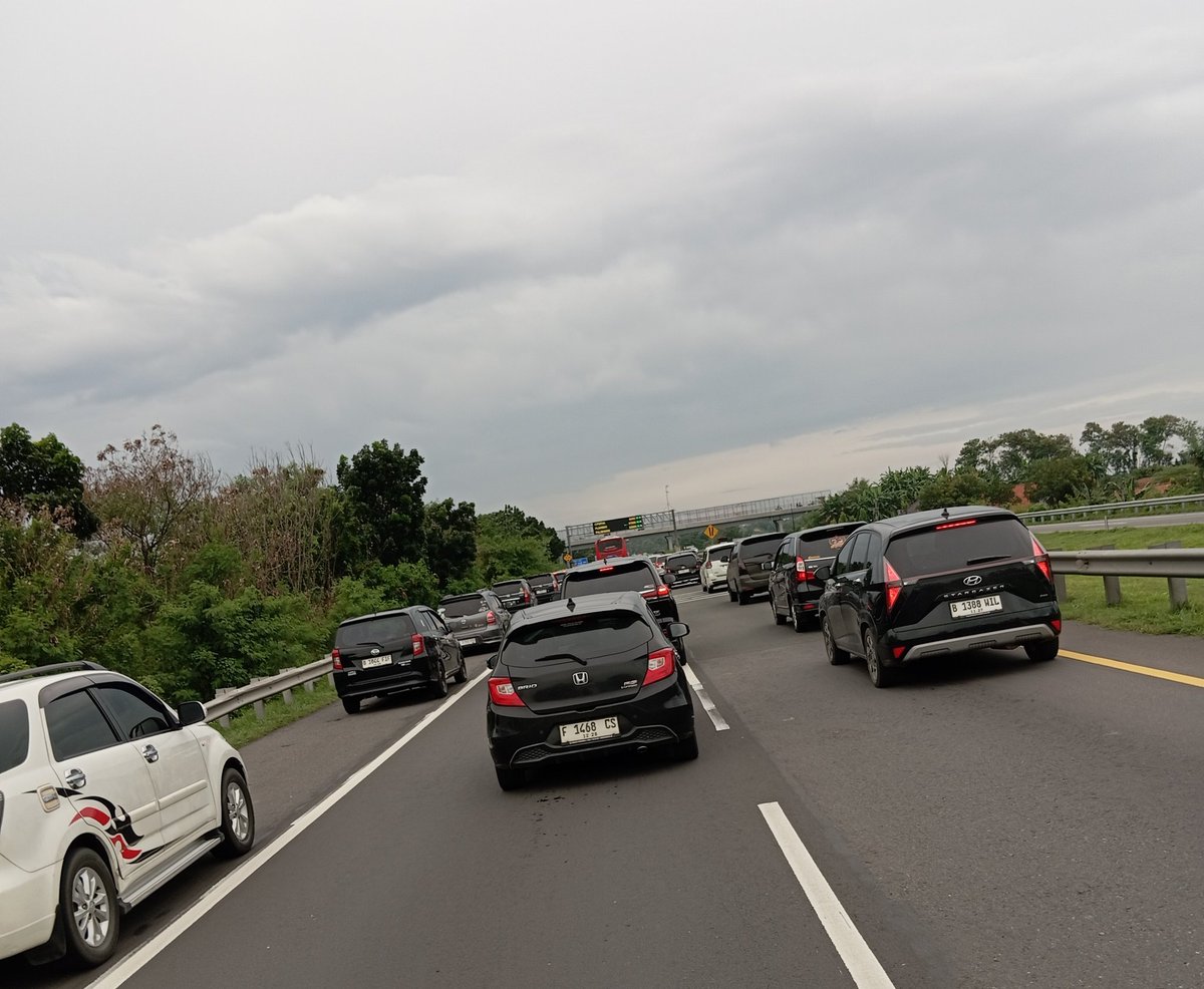 pedulisehat's tweet photo. #infomudik Kamis 14.53
Arus balik arah Jakarta
KM210 padat merayapppp smp KM 151 masih panjanggg mundur kebelakang. 
Pls @PTJASAMARGA @RadioElshinta https://t.co/94T1JylhY4