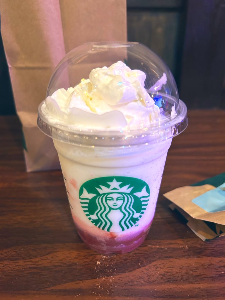 Dancer_Taku's tweet photo. 『Enchanting Valentine』本日最終出演日です！
悔いの残らないように楽しみたいと思います☆
スタバのストロベリーフラペチーノ、美味しい(^∇^) https://t.co/8Mq3ZuYP27