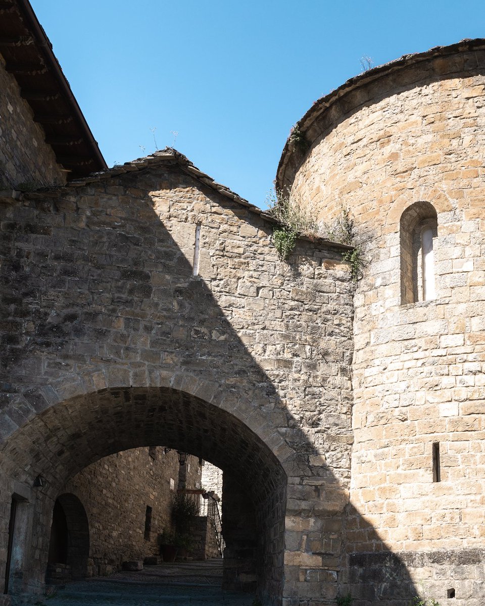 ¿Apetece descubrir uno de los pueblos más espectaculares del Pirineo? 👀

📍 Aínsa (Huesca)

Entre los ríos Cinca y Ara, esta villa medieval fue clave en la Reconquista y un importante enclave comercial 🏰
Hoy es uno de los destinos más bonitos del norte 💚

✨ Pasear por su