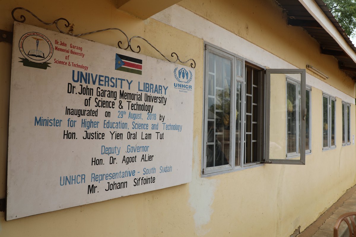 UnescoJuba's tweet photo. UNESCO has distributed 42,000+ academic books to universities across South Sudan. 📚🇸🇸

2,500 books &amp; an offline digital library were recently handed over to Dr. John Garang Memorial University of Science and Technology in Bor, Jonglei State.

Learn more🔗https://t.co/L0isNa6i57 https://t.co/WnJ1pSuTHi