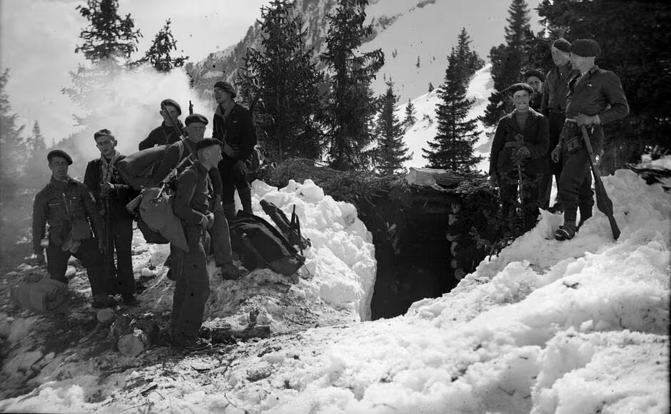 SF51Marne's tweet photo. Le dimanche 26 mars 1944, sur le plateau des Glières, à 1400 mètres d’altitude, en Haute-Savoie, près de la Suisse, des résistants français se heurtent à un détachement de quelques dizaines d’hommes envoyé en reconnaissance par le commandant allemand du secteur... https://t.co/aFFLovM8NU