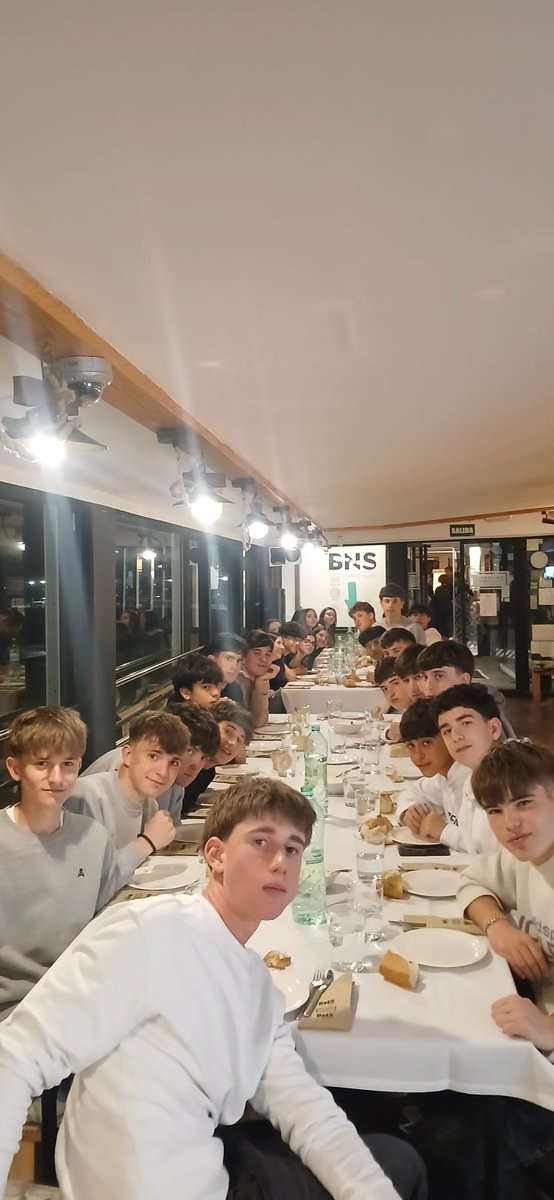 La fiesta de la última noche en Santander fue el broche perfecto a un viaje lleno de momentos inolvidables, risas y convivencia 🌙🎉✨