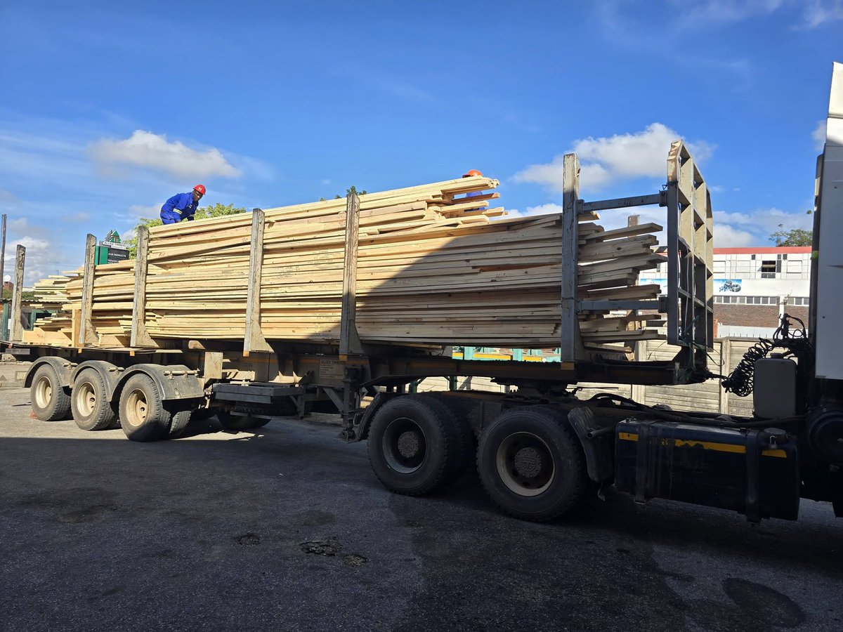AtzAllied's tweet photo. From our warehouse to your site this Thursday.Another step closer to a finished roof with Allied Timbers Zimbabwe (Pvt) Ltd
#reliabilityyoucanbuildon
#quality
#trusses
#construction https://t.co/xJmbQ7PLAI
