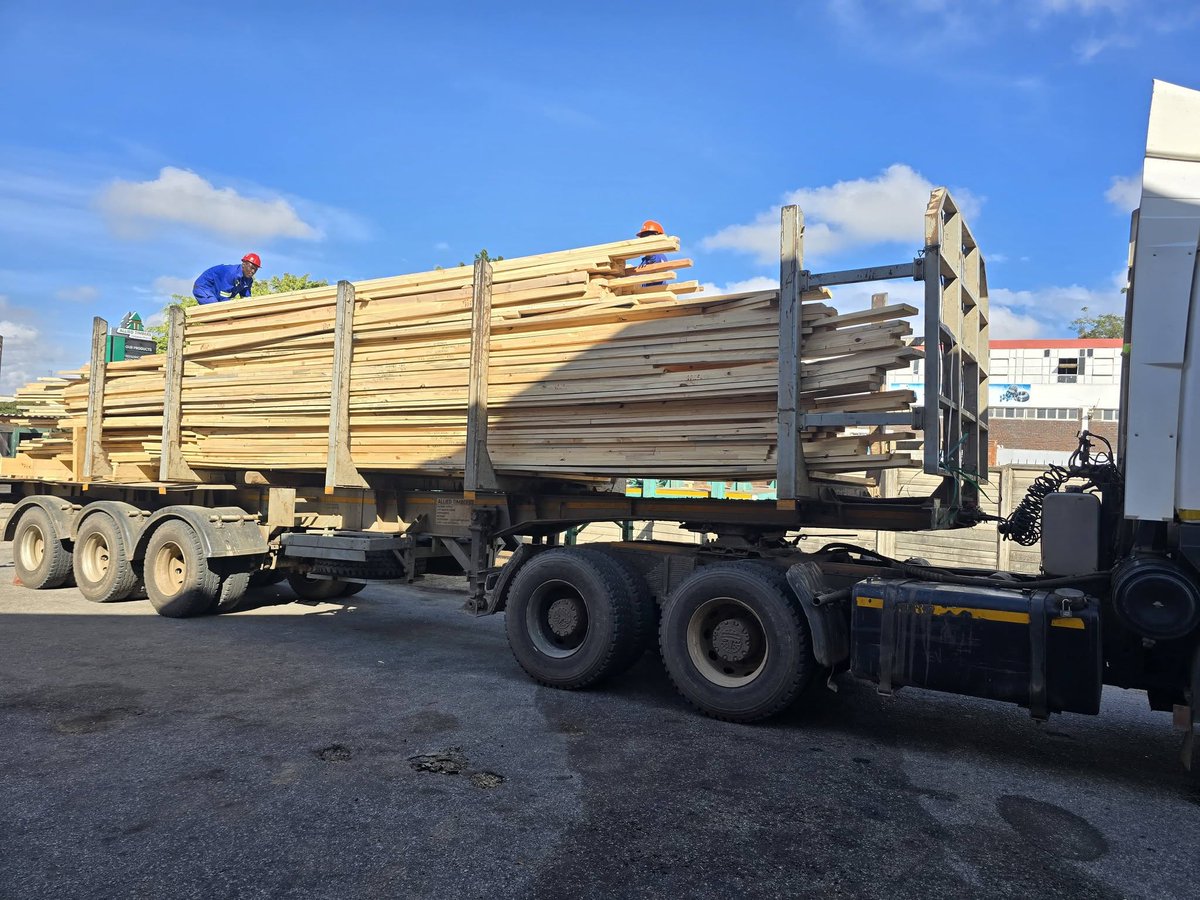 AtzAllied's tweet photo. From our warehouse to your site this Thursday.Another step closer to a finished roof with Allied Timbers Zimbabwe (Pvt) Ltd
#reliabilityyoucanbuildon
#quality
#trusses
#construction https://t.co/xJmbQ7PLAI