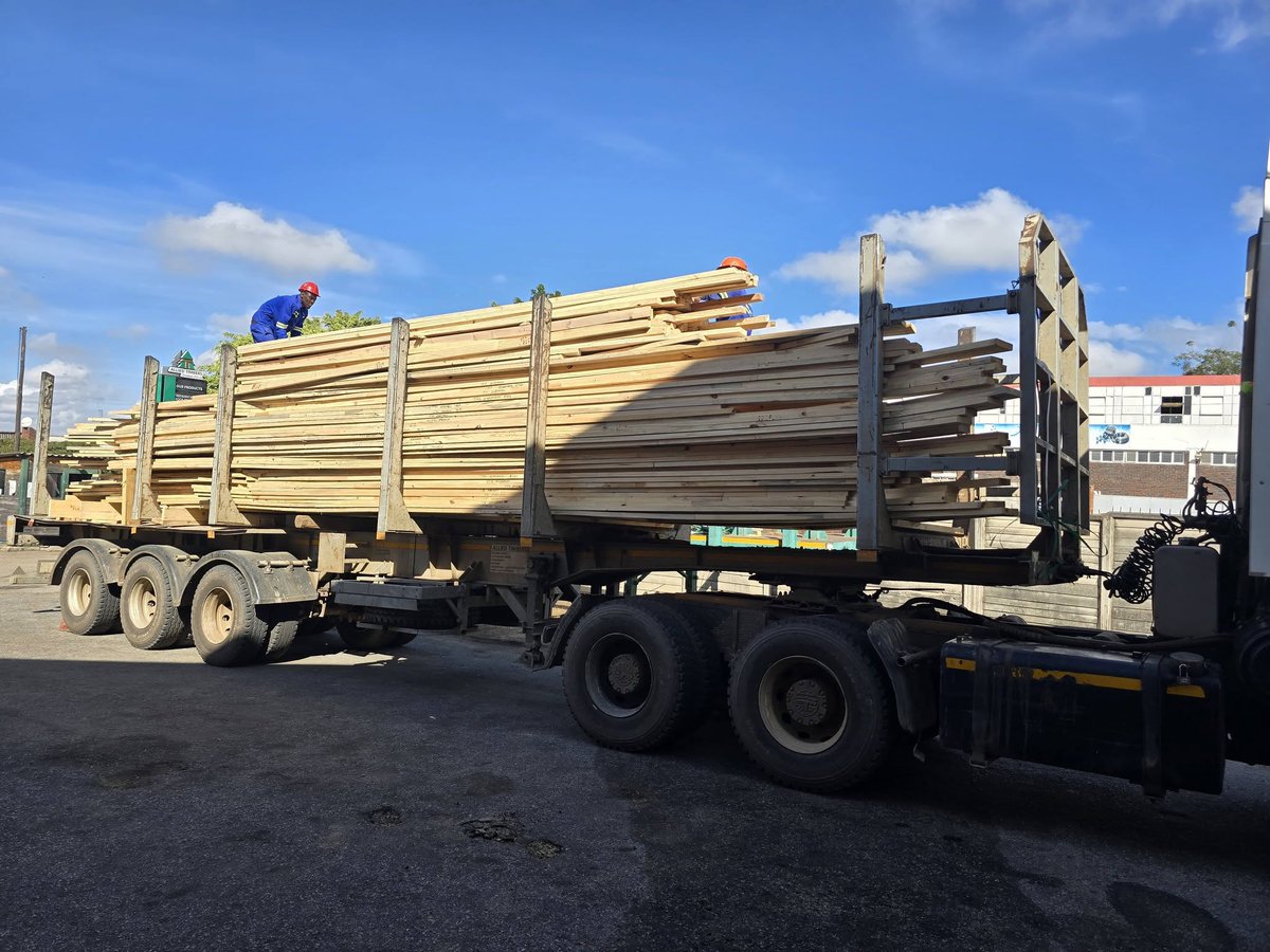 AtzAllied's tweet photo. From our warehouse to your site this Thursday.Another step closer to a finished roof with Allied Timbers Zimbabwe (Pvt) Ltd
#reliabilityyoucanbuildon
#quality
#trusses
#construction https://t.co/xJmbQ7PLAI