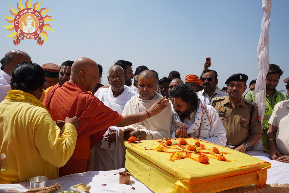 ShriRamTeerth's tweet photo. चैत्र नवरात्रि की अष्टमी तिथि पर आज श्रीराम जन्मभूमि मन्दिर परिसर स्थित सूर्य मन्दिर पर विधि विधान पूर्वक ध्वज का आरोहण किया गया। भगवा रंग के इस ध्वज पर 'ॐ' अंकित है।

मन्द���र के प्रवेश द्वार से बाएं परकोटा के नैऋत्य कोण पर स्थित सूर्य मन्दिर के १९ फिट ७ इंच ऊंचे ध्वज दंड पर ९ फिट ३ इंच लंबाई वाले ध्वज की चौड़ाई ४ फिट ७ इंच है।

On the Ashtami day of Chaitra Navratri, dhwajarohan was carried out at the Mandir located within the Shri Ram Janmabhoomi temple complex, following all Vedic rituals. The saffron-colored dhwaj bears the symbol ‘Om’.

The Mandir is situated at the southwest corner of the left parikrama area from the mandir’s main entrance. The dhwaj has been hoisted on a flagstaff measuring 19 feet 7 inches in height, while the flag itself is 9 feet 3 inches long and 4 feet 7 inches wide.