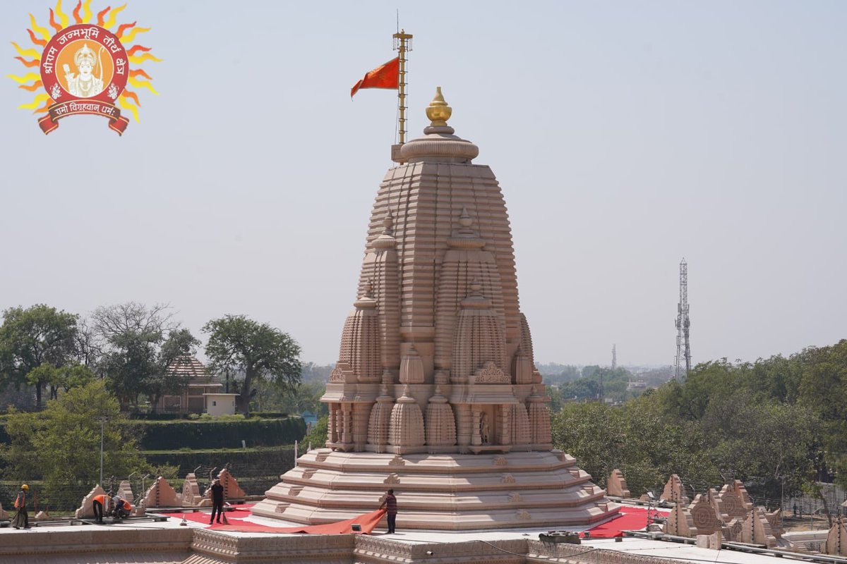 चैत्र नवरात्रि की अष्टमी तिथि पर आज श्रीराम जन्मभूमि मन्दिर परिसर स्थित सूर्य मन्दिर पर विधि विधान पूर्वक ध्वज का आरोहण किया गया। भगवा रंग के इस ध्वज पर 'ॐ' अंकित है।

मन्दिर के प्रवेश द्वार से बाएं परकोटा के नैऋत्य कोण पर स्थित सूर्य मन्दिर के १९ फिट ७ इंच ऊंचे ध्वज दंड पर ९ फिट