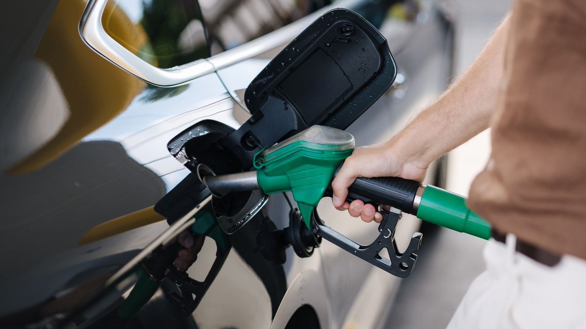 azrulmohdkhalib's tweet photo. Suggestion for govt: 

Introduce 2 tier for petrol w 200 litres/pax

Tier 1: STR Recipients - RM1.99/litre
Tier 2: Non-STR recipients - RM2.70 or float

Current subsidies are unsustainable. A lot of assistance is needed for diff. sectors. We can't just blow everything on RON95. https://t.co/1xyEN5RQB9