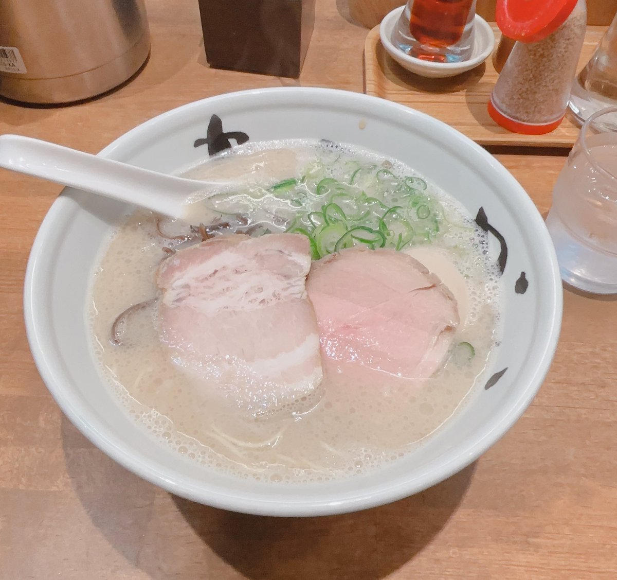 allnight_tea's tweet photo. iPadのことしか呟いてないから最近食べたラーメンでも載せとくか https://t.co/748MH18nHm