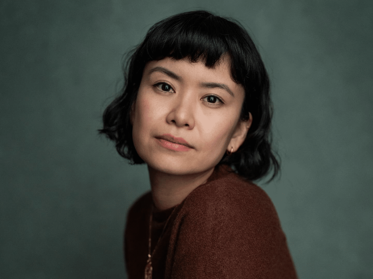 seriesemcena's tweet photo. Em 2021, Katie Leung falou sobre o bullying racista que sofreu após ser escalada como Cho Chang na franquia “Harry Potter”. A atriz contou que a situação começou quando uma foto sua foi tirada sem autorização e publicada, o que desencadeou uma onda de ataques e comentários racistas na internet.

“Isso foi parar nos jornais e alguém tirou uma foto minha sem que eu soubesse. Eu simplesmente desabei. Comecei a chorar.” Leung disse que chegou a pesquisar o próprio nome e encontrou comentários racistas e até um site criado para que fãs votassem contra sua escalação. “Eu me lembro de ter lido todos os comentários. Era muito racista”, disse ela. “E então alguém realmente criou um site, um site de ódio… era tipo, se você discordar desse casting, clique neste botão… Eu sei, é horrível. É tão horrível.”

Ela também afirmou que foi orientada a negar publicamente o que estava acontecendo. “Me lembro deles me dizendo: ‘Olha, Katie, não vimos esses sites… E se perguntarem, basta dizer que não é verdade’”, contou. “E eu apenas balancei a cabeça… embora eu mesma tivesse visto com meus próprios olhos.” Anos depois, ela disse que gostaria de ter falado sobre isso na época. “Eu estava realmente muito grata por estar na posição em que estava… Mas então, sim… não foi ótimo.”