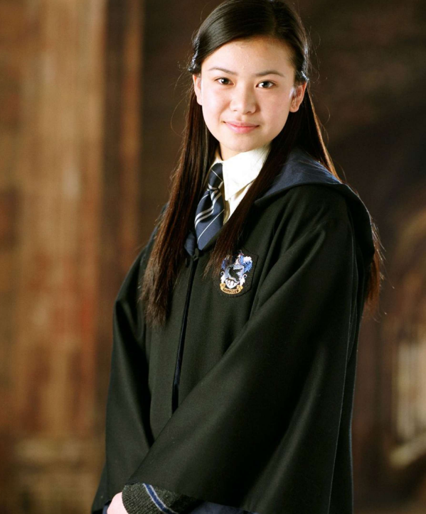 seriesemcena's tweet photo. Em 2021, Katie Leung falou sobre o bullying racista que sofreu após ser escalada como Cho Chang na franquia “Harry Potter”. A atriz contou que a situação começou quando uma foto sua foi tirada sem autorização e publicada, o que desencadeou uma onda de ataques e comentários racistas na internet.

“Isso foi parar nos jornais e alguém tirou uma foto minha sem que eu soubesse. Eu simplesmente desabei. Comecei a chorar.” Leung disse que chegou a pesquisar o próprio nome e encontrou comentários racistas e até um site criado para que fãs votassem contra sua escalação. “Eu me lembro de ter lido todos os comentários. Era muito racista”, disse ela. “E então alguém realmente criou um site, um site de ódio… era tipo, se você discordar desse casting, clique neste botão… Eu sei, é horrível. É tão horrível.”

Ela também afirmou que foi orientada a negar publicamente o que estava acontecendo. “Me lembro deles me dizendo: ‘Olha, Katie, não vimos esses sites… E se perguntarem, basta dizer que não é verdade’”, contou. “E eu apenas balancei a cabeça… embora eu mesma tivesse visto com meus próprios olhos.” Anos depois, ela disse que gostaria de ter falado sobre isso na época. “Eu estava realmente muito grata por estar na posição em que estava… Mas então, sim… não foi ótimo.”