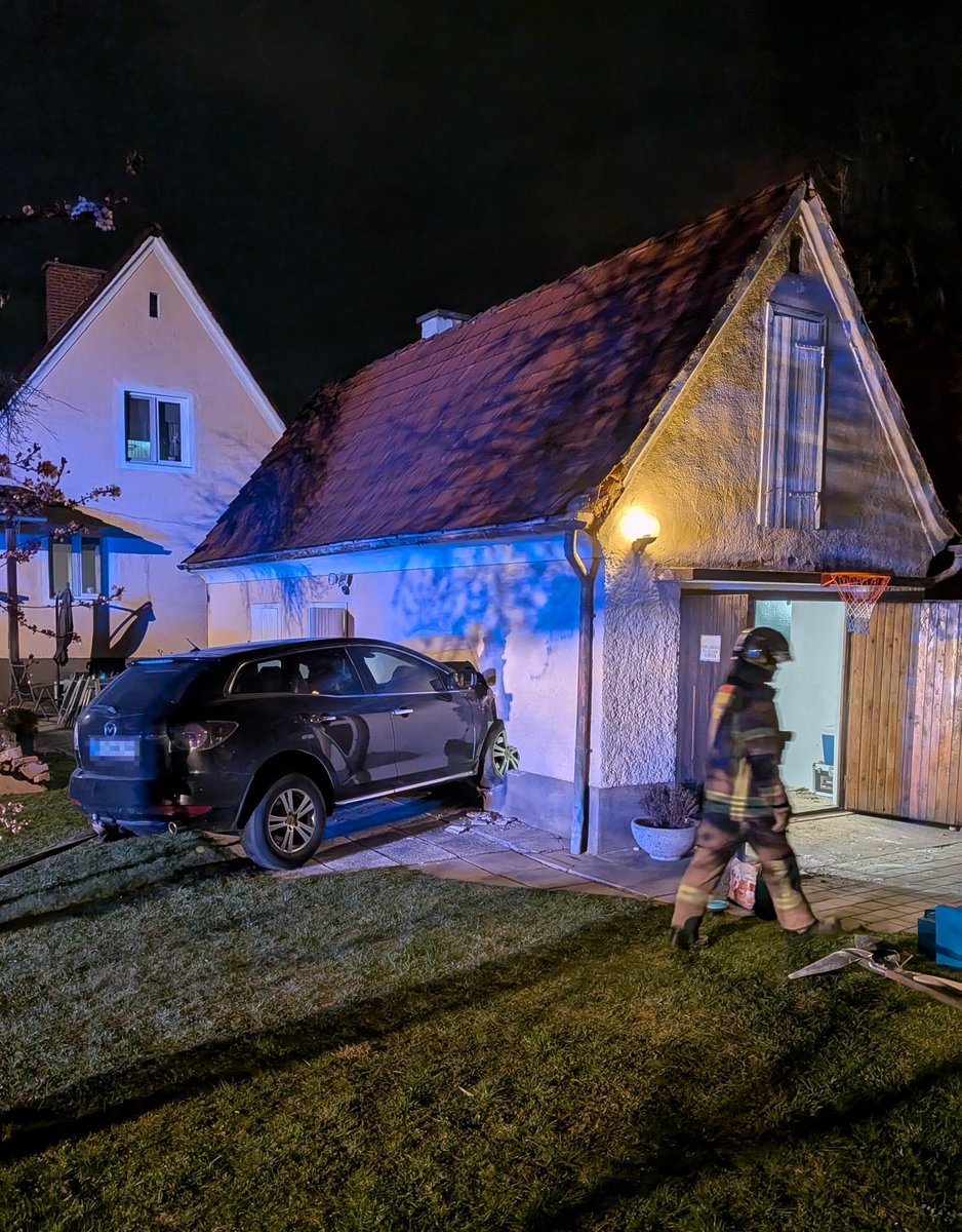 BFGraz's tweet photo. Spitzäckerweg gestern Abend. Der verunfallte PKW wurde von uns mittels Seilwinde vom RLF entfernt. Die Decke zuvor mit Pölzholz abgestützt. Personen sind keine verletzt worden #Graz #BFG #Berufsfeuerwehr https://t.co/x1z8WfaNti