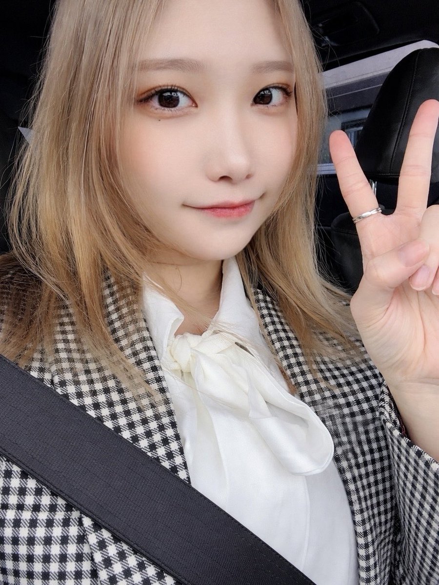 chi_osushi's tweet photo. 美容院にて

「たぶんもうこれ毛先切れると思うんですよね、無視して全頭いっていいですか？」
私「無視して大丈夫です」

ブリーチ後

「毛先全く切れてないですね、なんでですかね」
私「なんでですかね」 https://t.co/bNqZjK73km