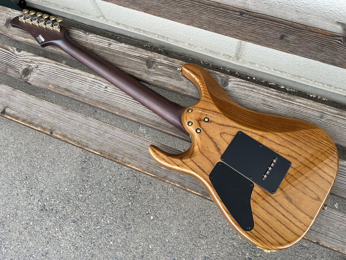 tsguitars's tweet photo. カスタムオーダーで製作させていただいた超スペシャルなDST-Pro24,Carved
特徴的な杢目のバールメイプルをボディトップに使用してブルー系のレジンと組み合わせ、さらには指板にもカスタムインレイを施し唯一無二の個性を放つ1本に仕上がりました。オーナー様、ご依頼ありがとうございました！！！ https://t.co/6Lwva7eOWF