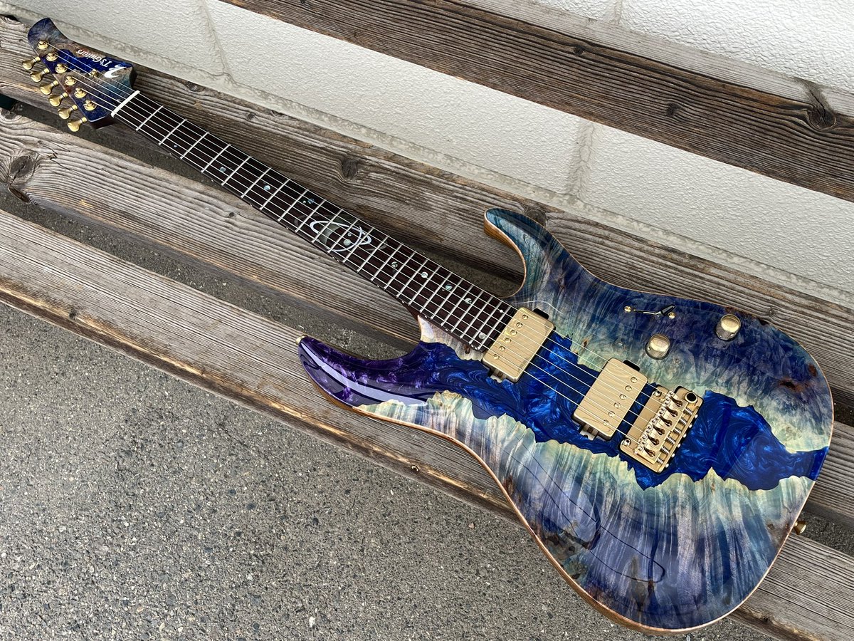 tsguitars's tweet photo. カスタムオーダーで製作させていただいた超スペシャルなDST-Pro24,Carved
特徴的な杢目のバールメイプルをボディトップに使用してブルー系のレジンと組み合わせ、さらには指板にもカスタムインレイを施し唯一無二の個性を放つ1本に仕上がりました。オーナー様、ご依頼ありがとうございました！！！ https://t.co/6Lwva7eOWF